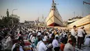 Ribuan umat Muslim bersiap melaksanakan Shalat Idul Adha di Pelabuhan Sunda Kelapa, Jakarta, Kamis (24/9/2015). Nuansa khas pelabuhan menjadi keunikan tersendiri saat Shalat Ied di tempat ini. (Liputan6.com/Faizal Fanani)