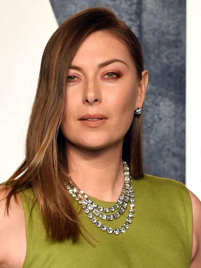 Foto: Penampilan Elegan Mantan Ratu Tenis Maria Sharapova saat Vanity Fair Oscar Party 2023, Kenakan Gaun Hijau yang Memukau