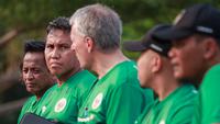 Pelatih kepala Timnas Indonesia U-17, Bima Sakti (tengah kiri) berbincang dengan konsultan pelatih Timnas Indonesia U-17, Frank Wormuth saat seleksi Timnas Indonesia U-17 di Lapangan A, Kompleks Stadion Utama Gelora Bung Karno (SUGBK), Senayan, Jakarta, Selasa (15/08/2023). (Bola.com/Bagaskara Lazuardi)