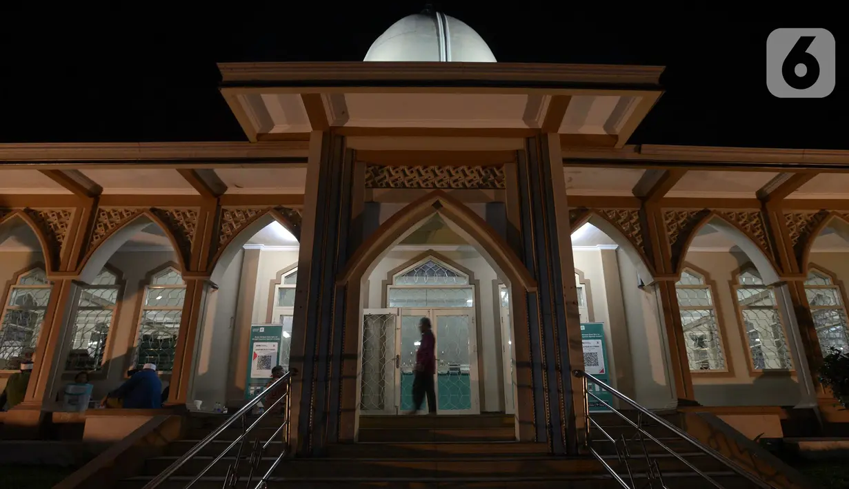 <p>Warga berdiam diri atau beritikaf pada malam ke-27 bulan puasa Ramadhan 1443 H di Masjid Asy-Syuhada, Cikampek, Kabupaten Karawang, Jawa Barat, Jumat (29/4/2022). Itikaf dilakukan pada 10 hari terakhir bulan Ramadhan dengan membaca Alquran, dzikir, dan selawat untuk mencari rida Allah SWT. (merdeka.com/Imam Buhori)</p>
