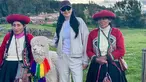 Dalam unggahan terbaru, Donna Harun membagikan liburan menariknya di alam terbuka. Kali ini, ia mengunjungi Peru, 2 kilometer dari Kota Cusco, ia bertemu dengan penduduk lokal bergaun warna-warni dengan seekor alpaca. Orang-orang menyebutnya dengan, Alpaca ladies of cusco. (Liputan6.com/IG/@donnaharunofficial)
