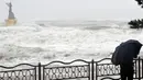 Foto yang diabadikan pada 7 September 2020 ini memperlihatkan gelombang air laut yang ditimbulkan oleh Topan Haishen di tepi pantai Haeundae di Busan, Korea Selatan. Topan Haishen mendarat di pesisir tenggara Korea Selatan pada Senin (7/9). (Xinhua/NEWSIS)