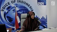 Presenter saat menyiarkan program luar negeri di Studio Voice Of Indonesia RRI, Jakarta, Rabu (11/9/2019). Hari lahir RRI pada 11 September 1945 ditetapkan sebagai Hari Radio Nasional untuk menghargai jasa para penyiar terdahulu. (merdeka.com/Iqbal Nugroho)