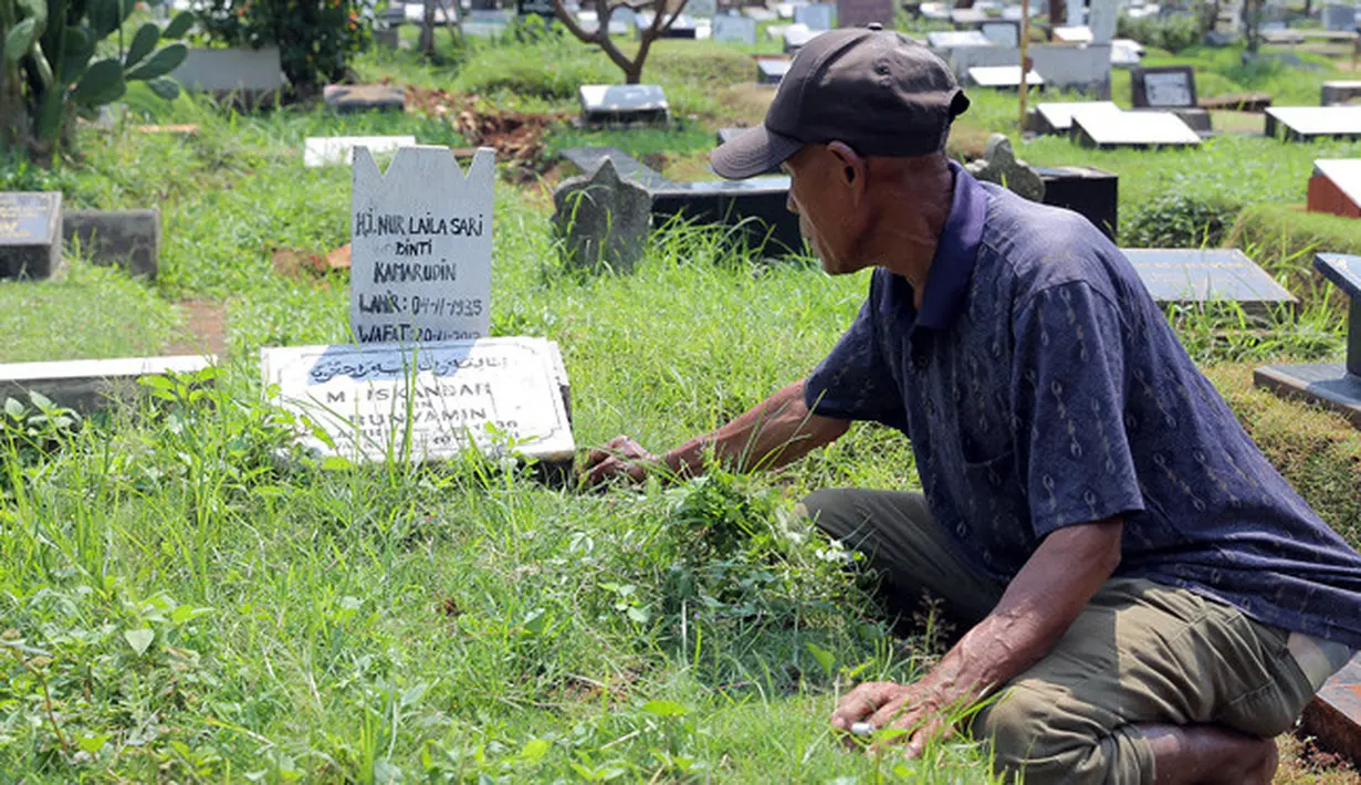 Masih menurut penjaga makam, untuk biaya perawatan makam tidak dipatok harganya. Hal itu dikatakan oleh salah satu penjaga makam saat berbincang dengan tim Bintang.com. (Deki Prayoga/Bintang.com)