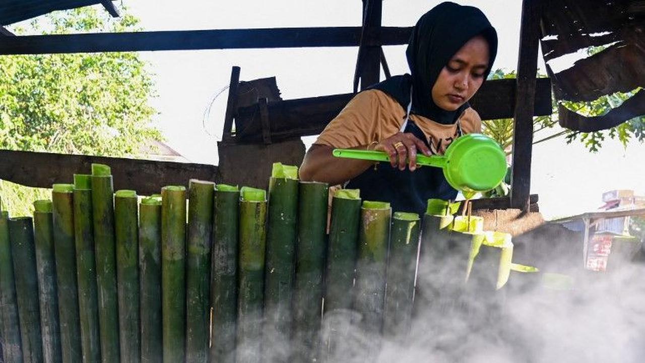 Ramadan identik dengan berbagai hidangan lezat yang pas untuk dinikmati ketika waktu berbuka puasa. Salah satu kuliner khas Ramadan yang tidak boleh dilewatkan adalah lemang. <br><br>Lemang merupakan hidangan tradisional yang terbuat dari beras ketan yang