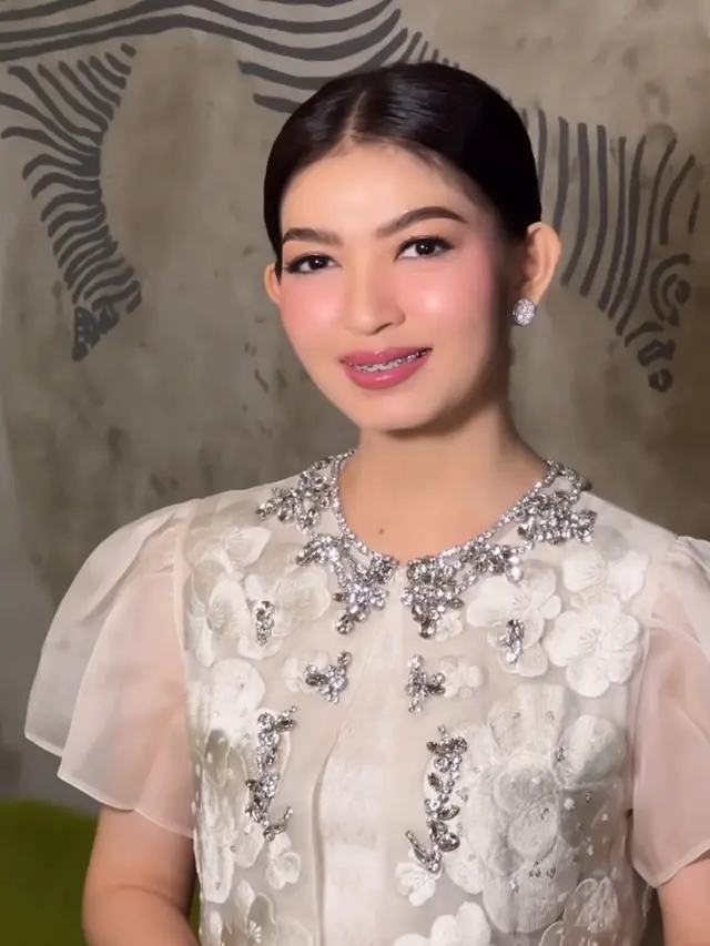 Selvi Ananda dengan Riasan Wajah Serba Pink. [@antoniusanungmakeup]