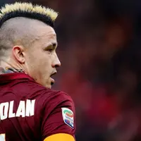 Berwajah bule, siapa sangka jika ternyata 10 pesepak bola dunia ini berdarah Indonesia? Salah satunya pemain AS Roma, Radja Nainggolan. (Via: www.fourfourtwo.com)