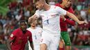 Pemain Portugal Cristiano Ronaldo (kanan) berebut bola dengan pemain Republik Ceko Jakub Brabec pada pertandingan sepak bola UEFA Nations League di Stadion Jose Alvalade, Lisbon, Portugal, 9 Juni 2022. Portugal menang 2-0. (AP Photo/Armando Franca)