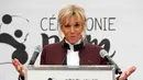 Ibu negara Prancis, Brigitte Macron memberi pidato saat upacara pemberian nama panda berusia 4 bulan bernama "Yuan Meng" Kebun Binatang Beauval, Prancis (4/11). (AP Photo/Thibault Camus, Pool)