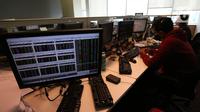 Pialang tengah mengecek Indeks Harga Saham Gabungan (IHSG) di Jakarta, Kamis (9/9/2021). IHSG Bursa Efek Indonesia (BEI) pada Kamis sore ditutup menguat 42,2 poin atau 0,7 persen ke posisi 6.068,22 dipicu aksi beli oleh investor asing. (Liputan6.com/Angga Yuniar)