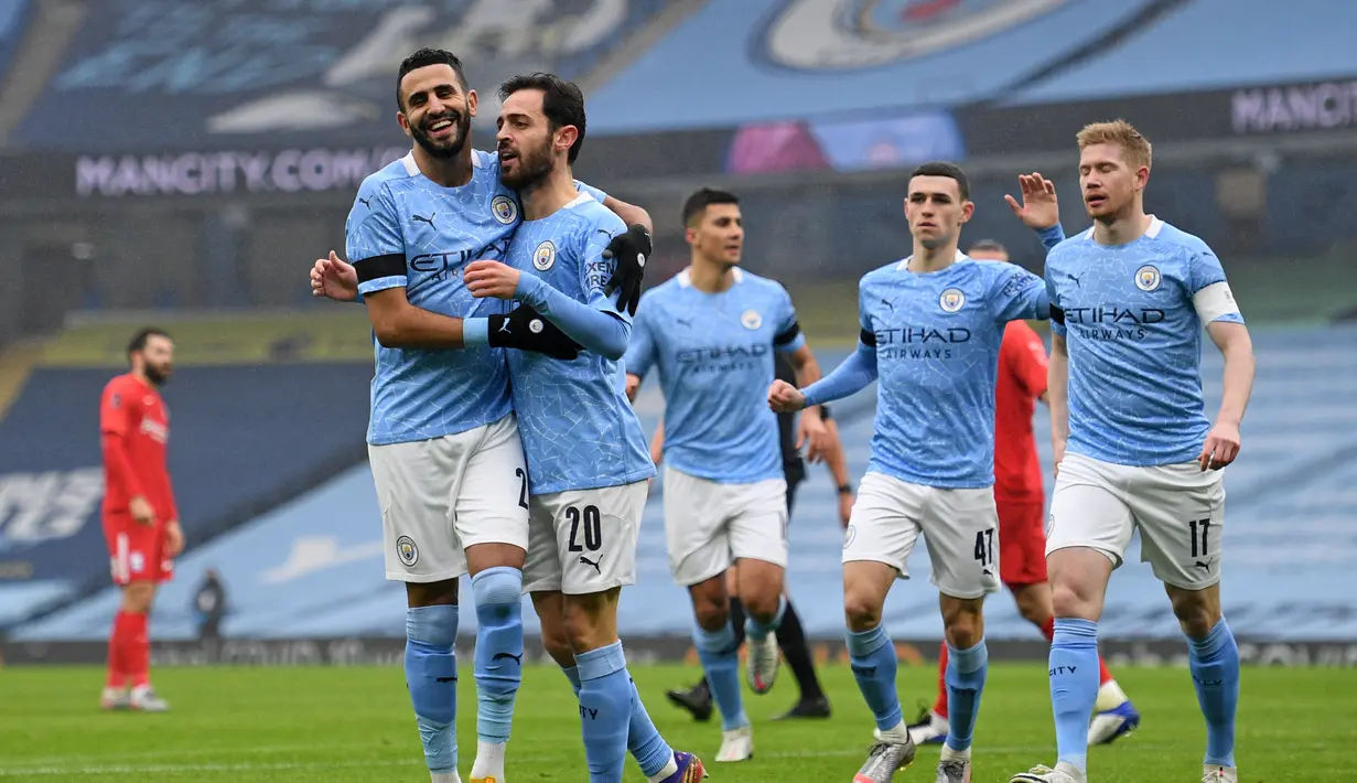 Gelandang Manchester City, Bernardo Silva (kedua dari kiri) melakukan selebrasi usai mencetak gol pertama timnya ke gawang Birmingham City dalam laga babak ke-3 Piala FA 2020/21 di Etihad Stadium, Minggu (10/1/2021). Manchester City menang 3-0 atas Birmingham City. (AFP/Oli Scarff/Pool)