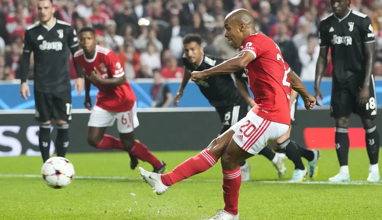 Sial Bagi Juventus. Pada menit ke-28 mereka diganjar hukuman penalti akibat handball Juan Cuadrado di dalam kotak penalti. Eksekusi yang diambil oleh Joao Mario sukses berbuah gol dan mengubah skor menjadi 2-1. (AP/Armando Franca)