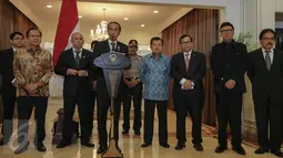 Presiden Jokowi saat memberi keterangan pers didampingi pejabat tinggi terkait di Bandara Halim Perdana Kusuma, Jakarta, Sabtu (24/10/2015). Jokowi akan melakukan kunjungan kerja ke Amerika Serikat. (Liputran6.com/Faizal Fanani)