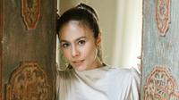 Di potret ini, Wulan Guritno costplay menjadi Jasmine di film Aladin. Memadukan long sleeve croptop dan celana aladin berbahan satin serta rambut yang diikat ponytail. [instagram/wulanguritno]