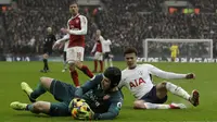 Kiper Arsenal, Petr Cech mengamankan bola dari kejaran pemain Tottenham, Dele Alli pada lanjutan Premier League di Wembley stadium, London, (10/2/2018). Tottenham menang tipis 1-0 atas Arsenal. (AP/Matt Dunham)
