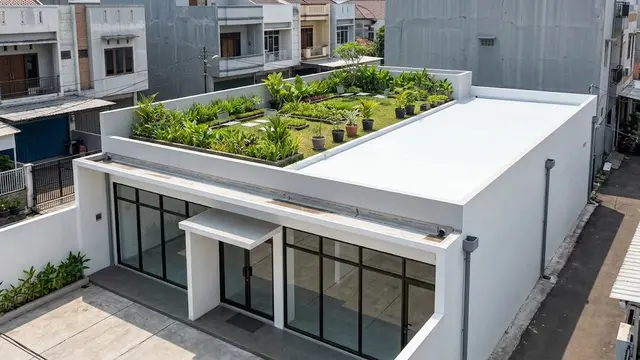 Desain Atap Ruko 1 Lantai dengan Atap Hijau dan Cool Roof