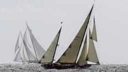 Sebuah yacht beraksi dalam lomba layar "Regates Royales - Panerai Trophy" di perairan Cannes, Prancis, Selasa (22/9/2015). (AFP Photo/Valery Hache)