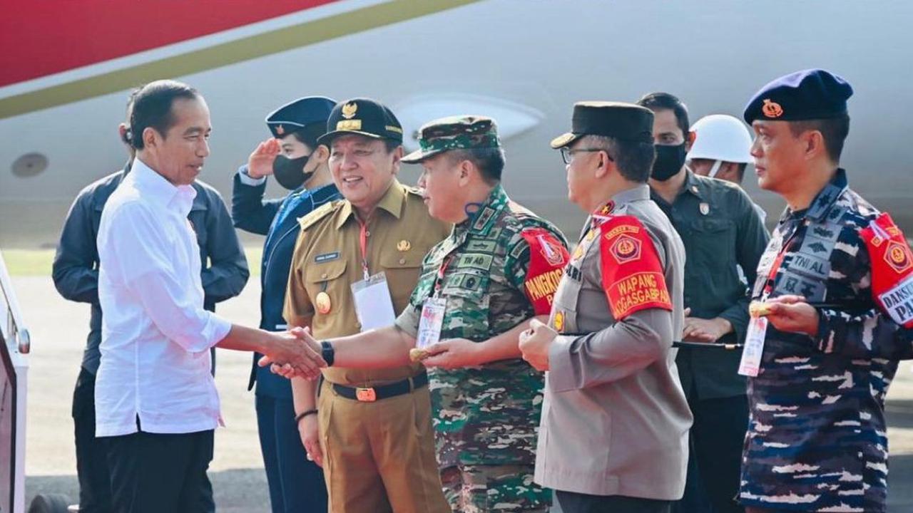 Gubernur Arinal Djunaidi terlihat hanya senyum-senyum saat menyambut Presiden Jokowi