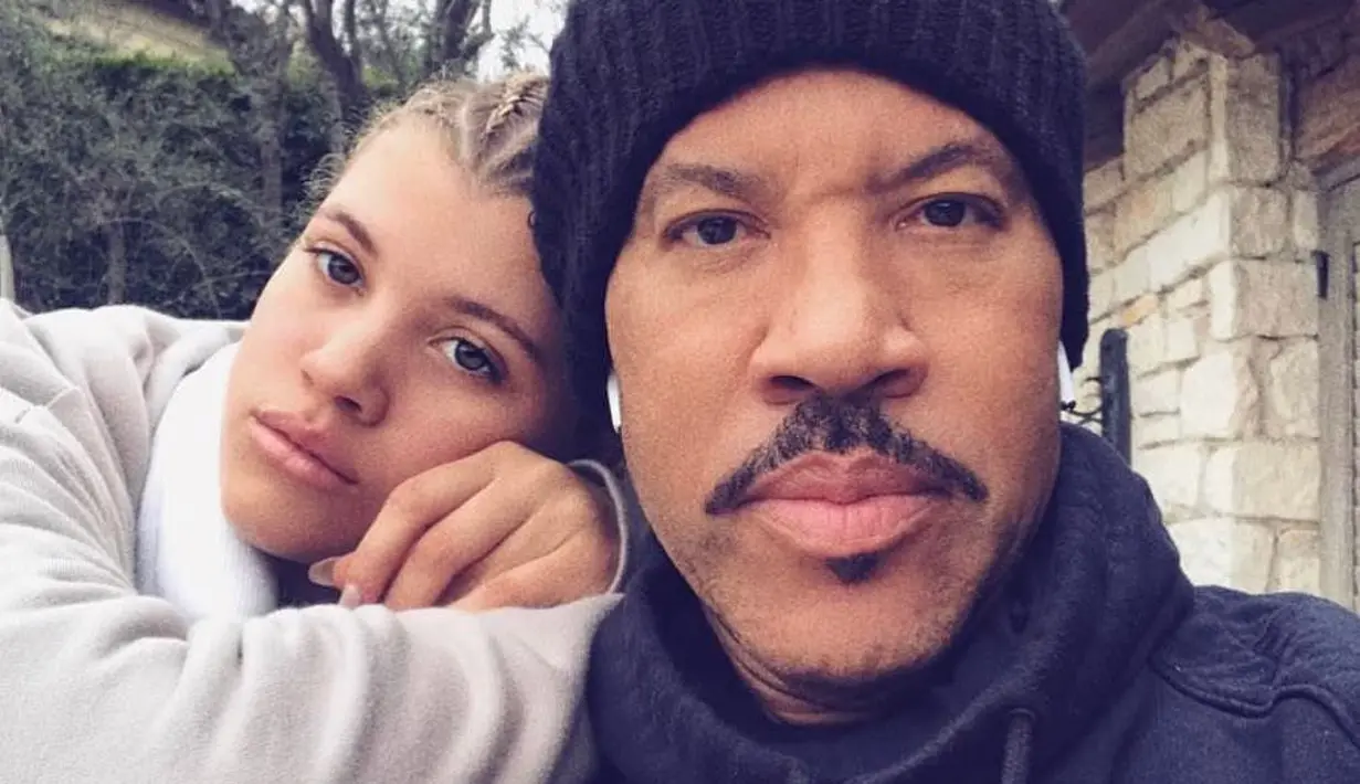 "Saat kau berusia 19 tahun, kamu akan berpikir tahu segalanya!" ujar pelantun lagu Hello tersebut. (instagram/lionelrichie)