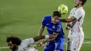 Pemain Real Madrid, Victor Chust, duel udara dengan pemain  Getafe, Enes Unal, pada laga Liga Spanyol di Stadion Alfonso Perez, Senin (19/4/2021). Kedua tim bermain imbang 0-0. (AP Photo/Manu Fernandez)