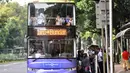 Para Wisatawan saat ingin menaiki Bus tingkat wisata atau City Tour Jakarta di Halte Monas, Jakarta, Sabtu (10/1/2015). (Liputan6.com/Miftahul Hayat)