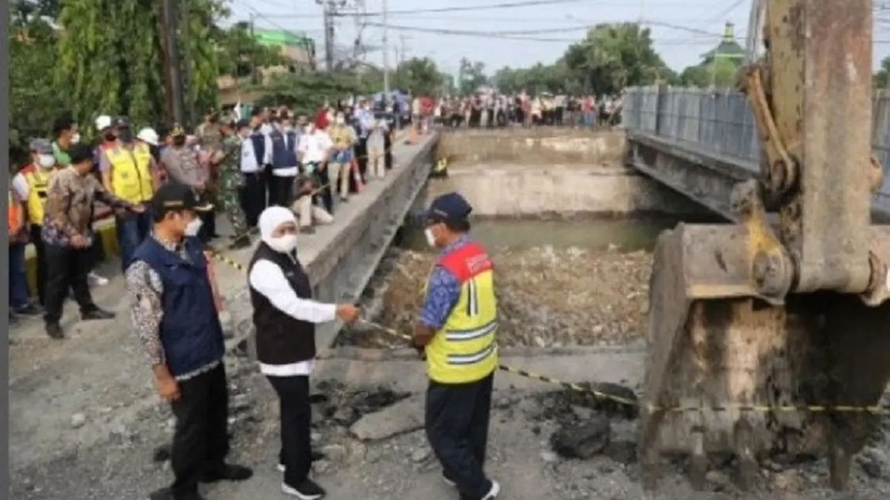 Khofifah saat meninjau lokasi Jembatan Ngaklik Lamongan yang ambles. (Ist).