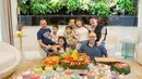 Potret bahagia Ayu Dewi bersama keluarga dan dua sahabatnya, Iwet Ramadhan dan Edric Tjandra. Selain tumpeng, tampak ada 39 kue  yang dipesan sendiri oleh Ayu Dewi. [Instagram/mrsayudewi]