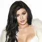 Seksinya Kylie Jenner berpose dengan busana minim (sumber foto: Mirror.co.uk)