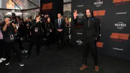 Keanu Reeves menjadi sosok yang necis saat melewati karpet merah pemutaran perdana film terbarunya, John Wick: Chapter 4. (AP Photo/Chris Pizzello)