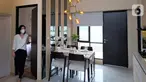 Konsumen melihat interior rumah di sela-sela peresmian enam rumah contoh atau show unit Kota Podomoro Tenjo, Bogor, Jawa Barat (30/10/2021). Sejak diluncurkan Agustus 2020 tingginya minat beli konsumen, lebih dari 2.500 unit rumah laku terjual di masa pandemi Covid-19. (Liputan6.com/HO/Ading)