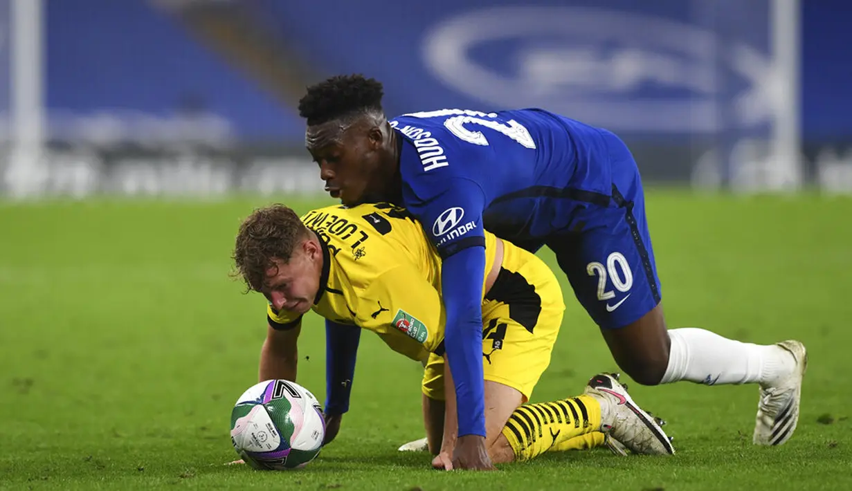 Pemain Barnsley Kilian Ludewig (kiri) dan pemain Chelsea Callum Hudson-Odoi memperebutkan bola pada pertandingan Piala Liga Inggris di Stamford Bridge, London, Inggris, Rabu (23/9/2020). Chelsea menaklukkan Barnsley 6-0. (AP Photo/Neil Hall)