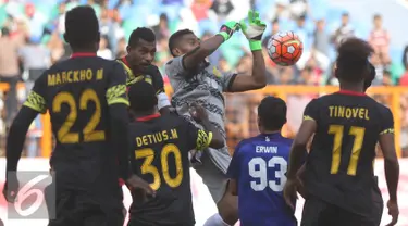 Kiper Papua, Hendra Molle berusaha menangkap bola dalam laga semifinal PON XIX melawan Jawa Barat di Stadion Wibawamukti, Jabar, Senin (26/9). Laga tersebut dimenangkan tim Jawa Barat dengan skor 3-1. (Liputan6.com/Immanuel Antonius) 