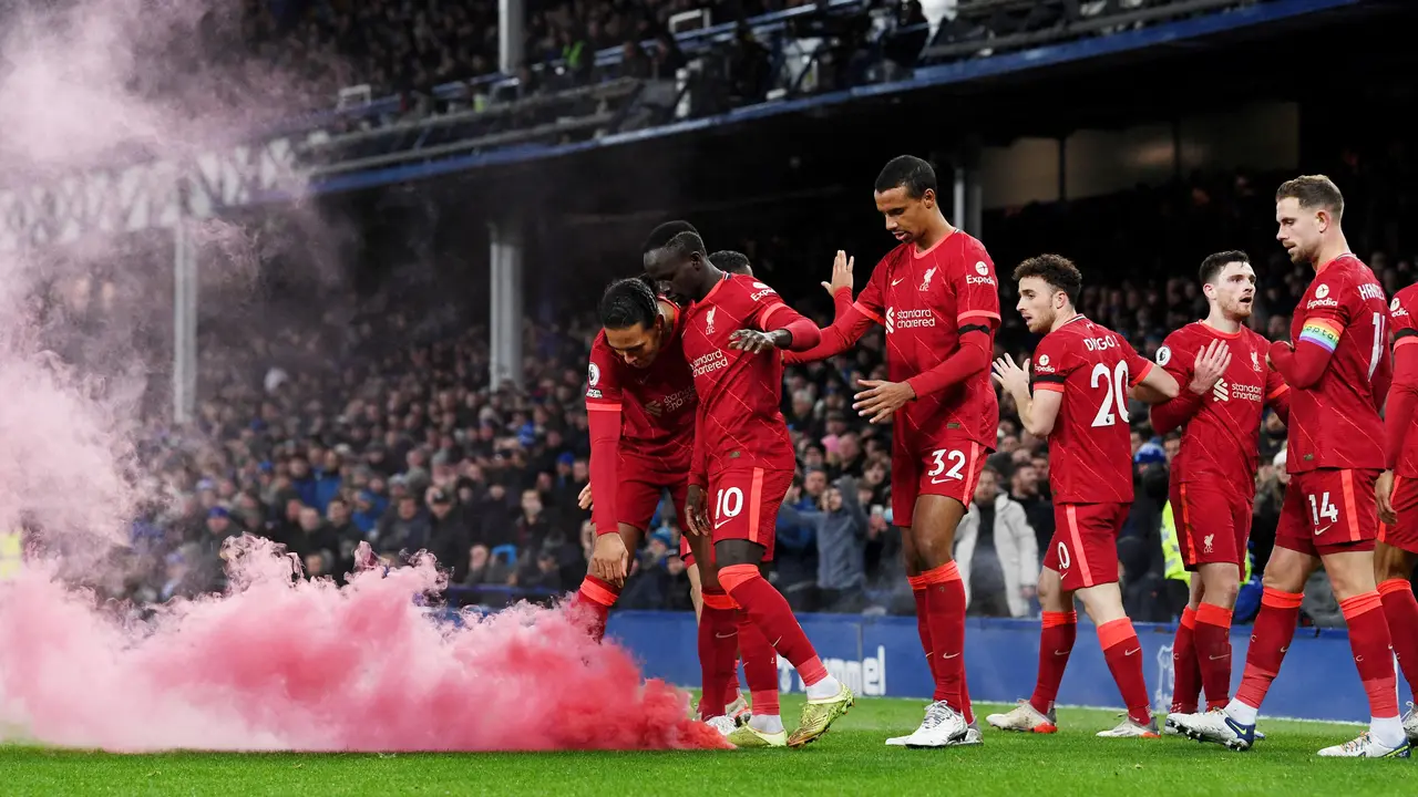 Foto: Liverpool Hancurkan Everton, Lemparan Botol Hingga Smoke Bomb Hiasi Derby Merseyside di Liga Inggris