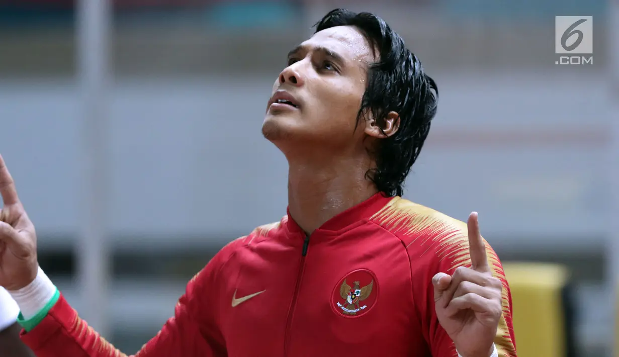 Kiper Timnas Indonesia, M Ridho jelang laga melawanHong Kong pada laga uji coba internasional di Stadion Wibawa Mukti, Cikarang, Selasa (16/10). Laga berakhir imbang 1-1. (Liputan6.com/Helmi Fithriansyah)