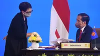 Presiden Joko Widodo dan Menlu Retno Marsudi dalam Konferensi Tingkat Tinggi (KTT) ke-24 ASEAN-RRT yang digelar secara virtual dari Istana Kepresidenan Bogor, Jawa Barat, pada Selasa, 26 Oktober 2021. (Foto: Lukas - Biro Pers Sekretariat Presiden)
