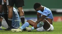 Raheem Sterling terlihat sedih usai Manchester City kalah 1-3 dari Olympique Lyon pada laga perempat final Liga Champions di Stadion Jose Alvalade, Lisbon, Portugal, Minggu (16/8/2020) dini hari WIB.(Miguel A. Lopes / Pool via AP)