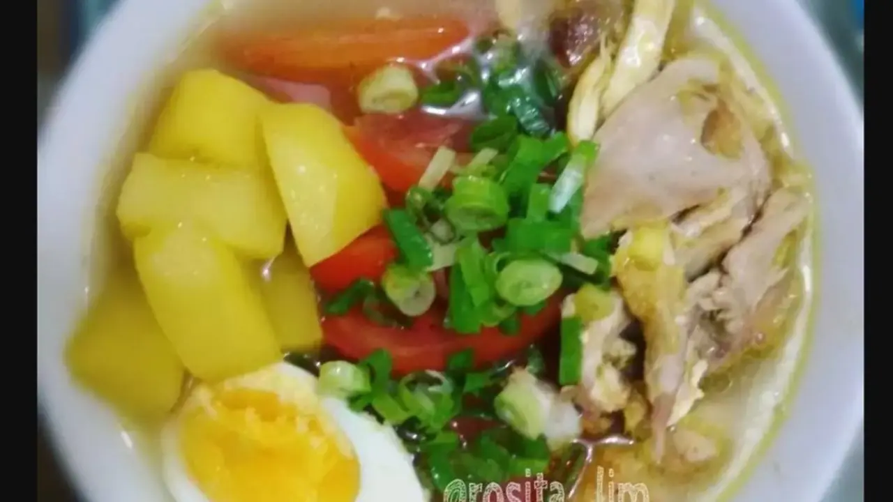 Soto Ayam Isi Kentang dan Tomat.  foto: Instagram @rosita_lim
