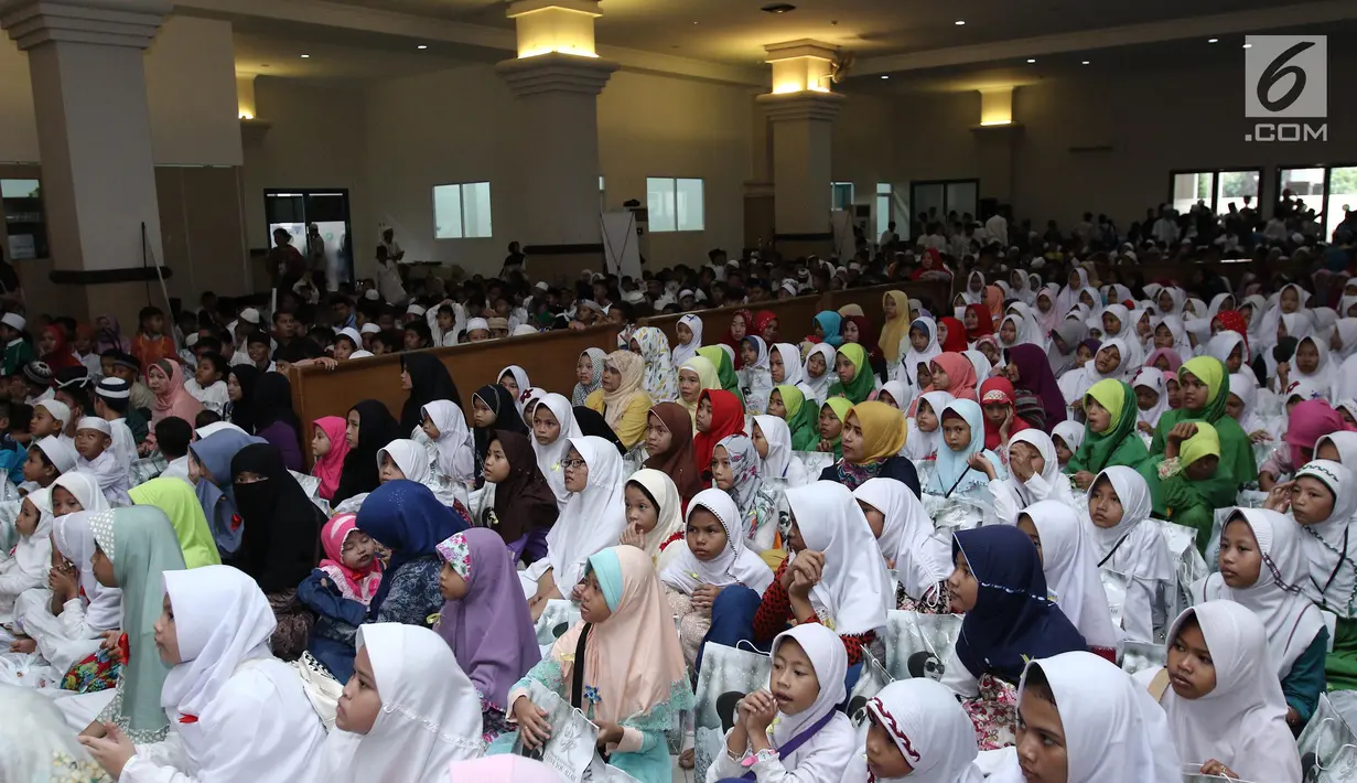Sejumlah anak-anak yatim dan kaum dhuafa saat menghadiri acara Tanda Cinta bersama Princes Syahrini Ramadhan 1438 H di Masjid Az-Zikra, Sentul, Bogor, Minggu (18/6). (Liputan6.com/Herman Zakharia)