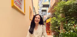 Lewat unggahan terbarunya, aktris berusia 23 tahun ini membagikan potret saat berjalan-jalan menikmati suasana kota dengan outfit bernuansa cerah yang cocok dikenakan saat cuaca tropis. [@bebytsabina].