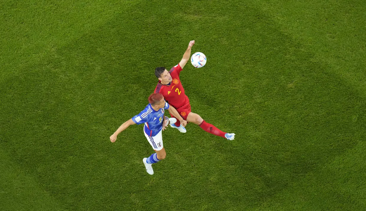Bek Jepang, Yuto Nagatomo berebut bola dengan bek Spanyol, Cesar Azpilicueta selama pertandingan grup E Piala Dunia 2022 di Stadion Internasional Khalifa di Doha, Qatar, Jumat, 2 Desember 2022.Sementara Spanyol tetap lolos sebagai runner up karena unggul selisih gol atas Jerman yang sama-sama mengemas empat poin. (AP Photo/ Petr David Josek)