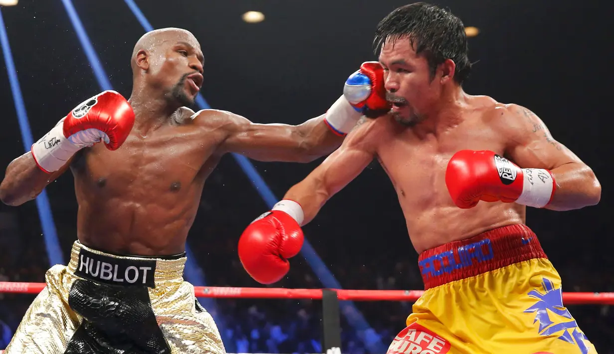 Floyd Mayweather Jr. berhasil memukul Manny Pacquiao saat pertandingan kelas welterweight di MGM Grand Garden Arena, Las Vegas, Nevada, Minggu (3/5/2015). Floyd Mayweather berhasil manang angka atas Manny Pacquiao. (REUTERS/Steve Marcus)