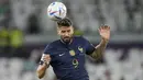 Penyerang Prancis Olivier Giroud menyundul bola  pada babak 16 besar Piala Dunia 2022 melawan Polandia di Stadion Al Thumama, Minggu (4/12/2022) malam WIB. Dengan kemenangan atas Polandia, langkah Giroud membawa Prancis menjadi juara dunia dua kali berturut-turut semakin dekat.  (AP Photo/Moises Castillo)