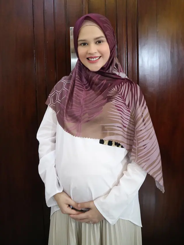 Beda Gaya 5 Artis Saat Pamer Baby Bump, Cantik Memesona
