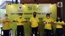 Menteri Perindustrian sekaligus Ketua Penyelenggara HUT Partai Golkar Agus Gumiwang Kartasasmita (tengah) bersama Sekjen Partai Golkar Lodewijk Freidrich Paulus serta panitia dan kader saat memberi keterangan terkait HUT ke-56 Partai Golkar di Jakarta, Sabtu (17/10/2020). (Liputan6.com/Johan Tallo)