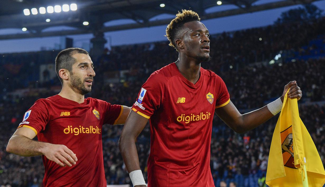AS Roma berhasil mengalahkan Lazio 3-0 dalam laga di pekan ke-30 Serie A Liga Italia (20/3/2022). Dua gol kemenangan Roma dalam laga bertajuk Derby della Capitale tersebut disumbangkan striker asal Inggris, Tammy Abraham. 5 Rekor pun tercipta. Apa saja? (LaPresse via AP/Fabrizio Corradetti)
