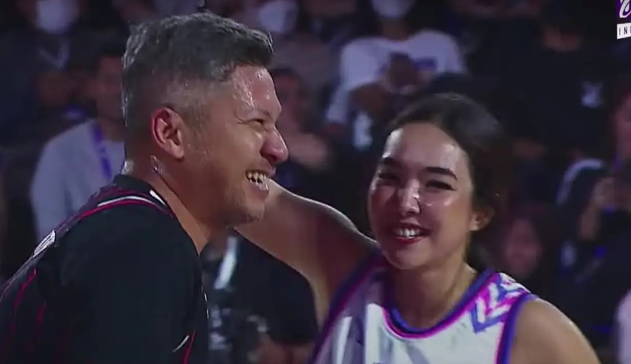 Gading Marten dan Gisella Anastasia alias Gisel tampil di sesi bola basket event Media Clash pada Oktober 2022. (Foto: YouTube/Kuy Entertainment)