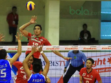 Pevoli Surabaya Samator, Rendy Ferbriant, melakukan spike ke arah pemain Palembang Bank Sumsel Babel pada putaran pertama Proliga 2016 di GOR Ken Arok, Malang, Sabtu (20/2/2016). (Bola.com/Nicklas Hanoatubun)