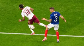 Pemain Prancis Lucas Digne (3) melanggar pemain Spanyol Lamine Yamal (19) yang berbuah tendangan penalti dalam laga semifinal Piala Dunia 2026 antara Prancis vs Spanyol di Arlington, Texas, dekat Dallas, Selasa, 14 Juli 2026. (AP Photo/David J. Phillip)