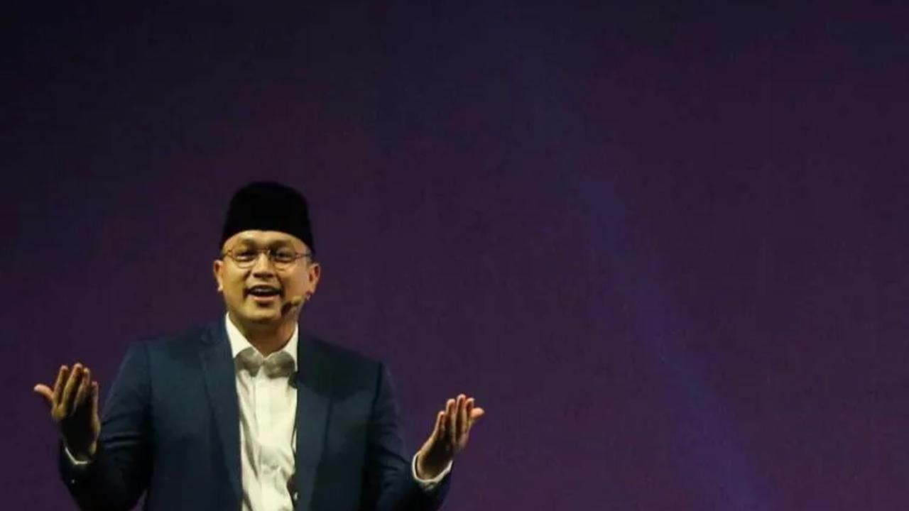 Penampilan Gilang dengan gaya Anies.