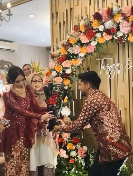 Potret bahagia Yusuf saat resmi melamar Tasya. "Semoga Allah mudahkan yaa adek introvert ku," tulis Shireen Sungkar. [Instagram/yusufaverroes]
